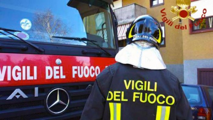 operai bloccati nell ascensore dell impianto telefonico a sant arsenio