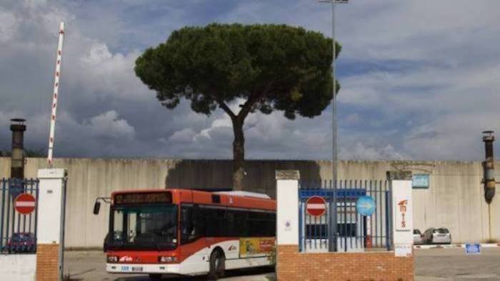 investito da un autobus in manovra 61enne in prognosi riservata