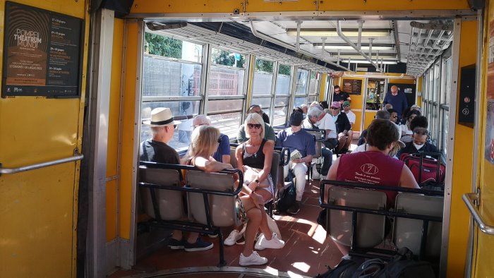 circumvesuviana sorrento napoli ancora una giornata infernale per i pendolari