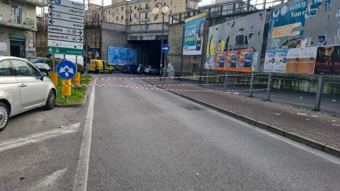 salerno cadono massi dal ponte chiuso sottopasso in via vinciprova