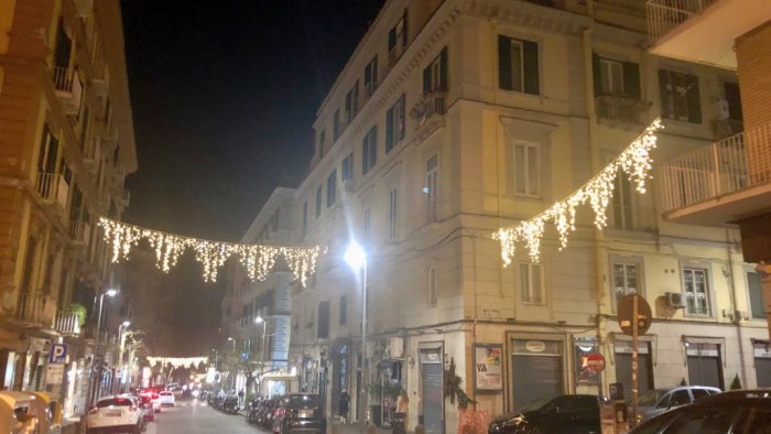 napoli al vomero una settimana dopo l epifania luminarie ancora accese