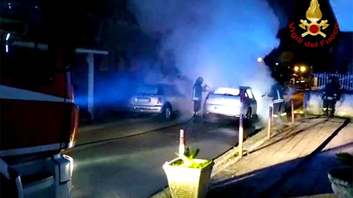 auto in fiamme ad avellino paura per mamma e figlia