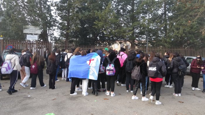 classi fredde esplode la protesta degli studenti succursale guacci