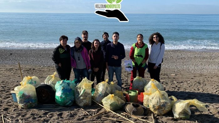 rimossi 90kg di rifiuti dalla spiaggia di via allende a salerno