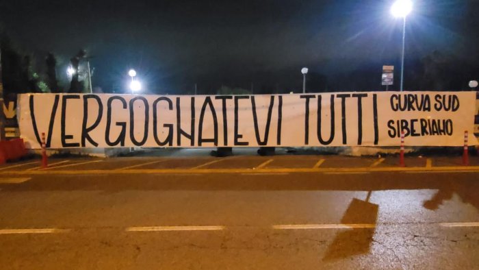 salernitana scoppia la rabbia degli ultras vergognatevi tutti