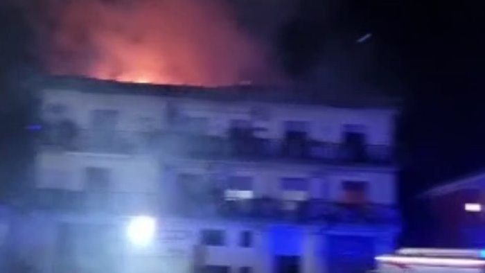 incendio in una palazzina a sala consilina paura per tre famiglie