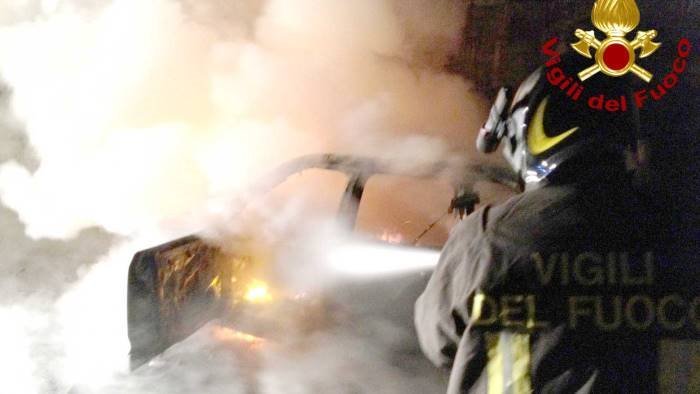 citroen c2 distrutta dalle fiamme ad airola