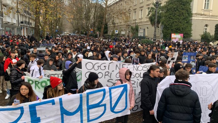 avellino sfila il corteo studentesco in memoria di roberto bembo