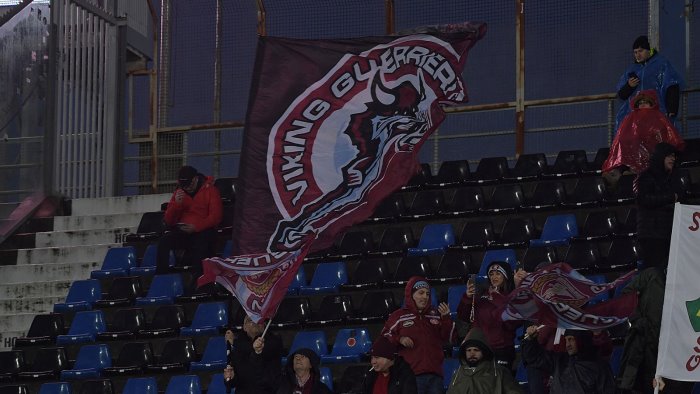 turbolenze e fulmini in volo paura per i tifosi della salernitana