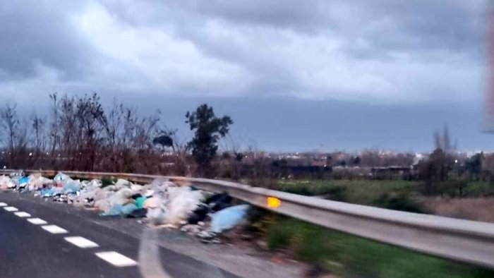 da napoli a caserta piazzole di sosta trasformate in discariche