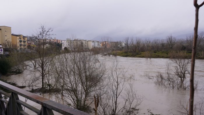 maltempo a benevento il fiume calore rompe gli argini allagamenti e paura