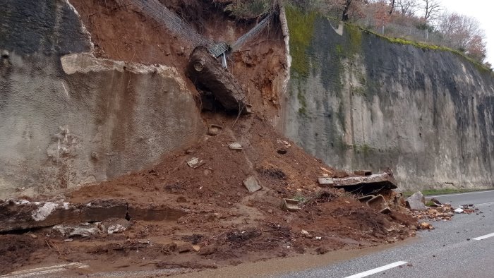 frana nella notte a cassano irpino chiusa l ofantina crolli e paura in irpinia