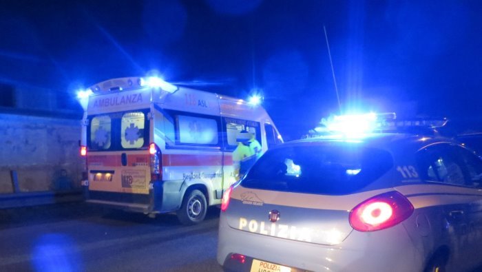 mercedes ferma in via rummo lui sbraita in strada e si scaglia contro 2 agenti