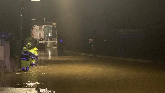 chiuso un tratto ss166 per frana a san rufo esonda il solofrana a san severino