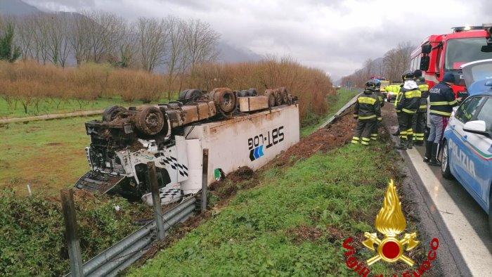 autotreno sbanda e vola in una scarpata paura sul raccordo avellino salerno