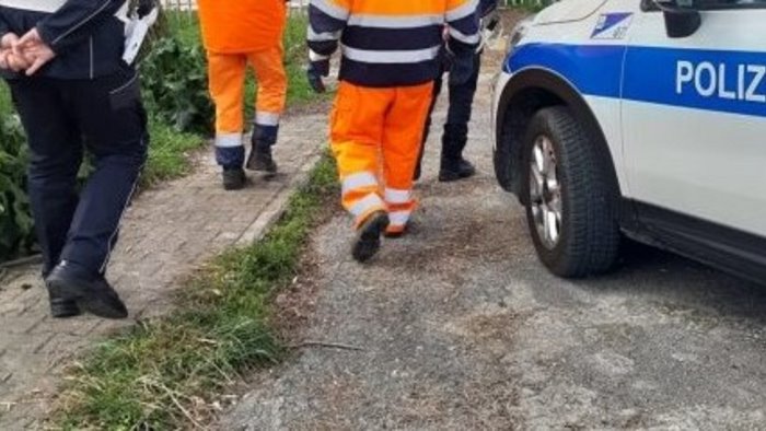 ariano abbandonava rifiuti in una strada rurale donna identificata e multata