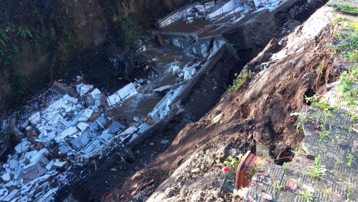 crolla un ala del cimitero tombe e bare finiscono in un vallone