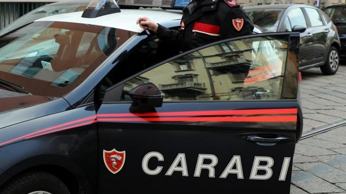 minaccia di lanciarsi dal tetto di casa salvato dai carabinieri