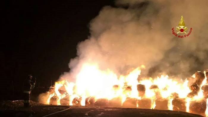 maxi incendio di rotoballe di paglia e fieno nel fortore