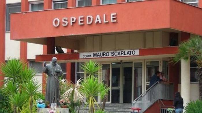 va in ospedale per un malore ma muore dopo un incidente nel parcheggio