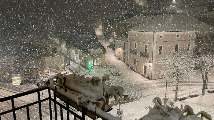 risveglio con la neve nel vallo di diano ghiaccio in costiera amalfitana