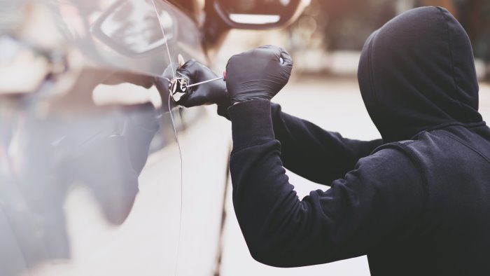 avellino bloccato dai carabinieri mentre tenta di rubare un auto in via roma