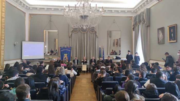 effetti e danni dell uso degli stupefacenti la polizia incontra gli studenti