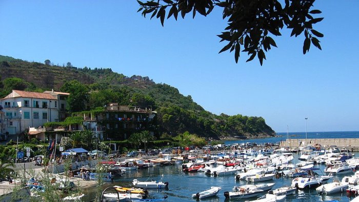 arrivano i punti di raccolta per i rifiuti al porto di san marco di castellabate