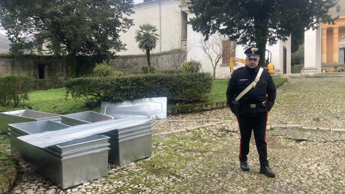 crollo al cimitero recuperate 11 bare integre poi riconosciute dai familiari