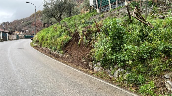 dopo gli smottamenti riapre la sp2 a tramonti ripulita la strada dai detriti