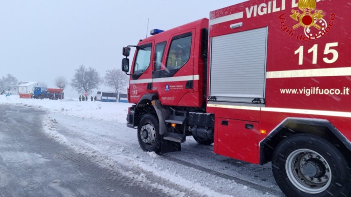 maltempo irpinia trenta interventi dei vigili per le auto bloccate dalla neve