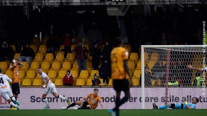 benevento sconfitto dal genoa al vigorito le foto del match