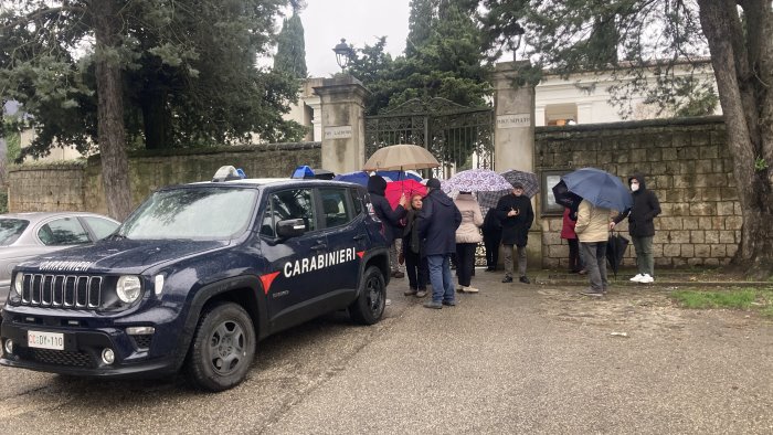 crollo al cimitero piu squadre in azione recuperati altri 41 feretri