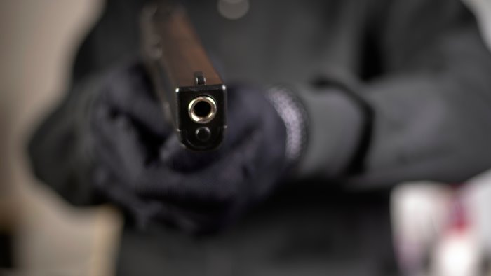 rapina a mano armata in una tabaccheria di acerra dipendente ferito