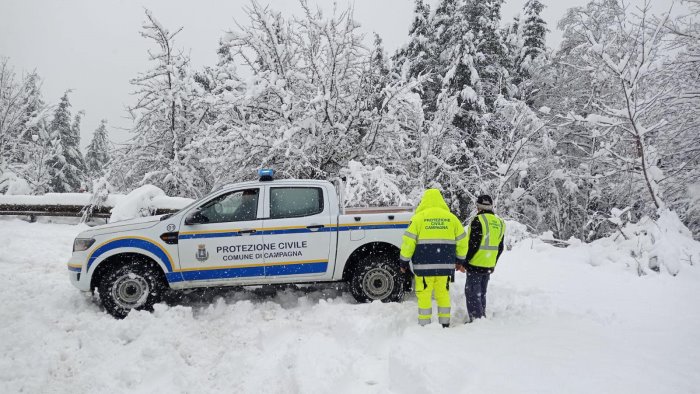 neve nel salernitano mezzi al lavoro per liberare le strade a caggiano