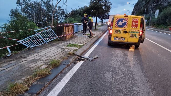 incidenti stradali tragedia sfiorata tra salerno e vietri sfondato parapetto