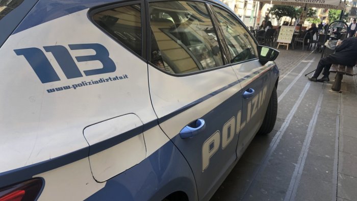 rapinano una donna a via toledo e scappano presi a via marina