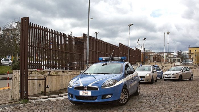 entra in casa ex moglie che tormenta e si nasconde dietro una porta