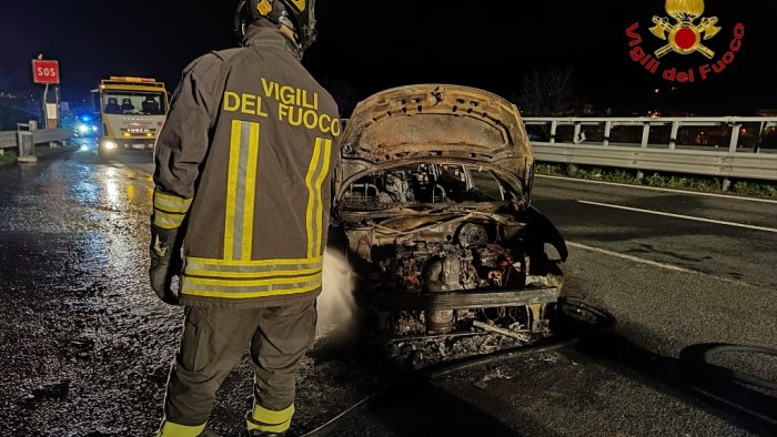 notte di fuoco in a16 auto in fiamme 23enne di mercogliano salvo