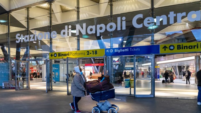 rapina in stazione a napoli immigrato accoltellato due arrestati