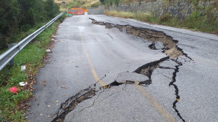 ancora frane nel cilento chiusa la strada tra agropoli e torchiara