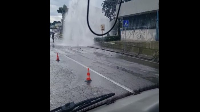 esplode condotta idrica a napoli strada chiusa e traffico in tilt video