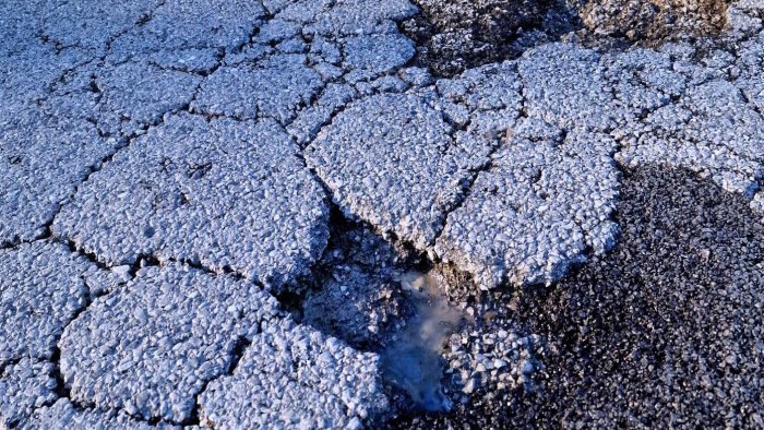 ciclista finisce in una buca sulla sp 175 ha riportato gravi ferite