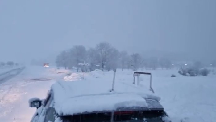 torna la neve in irpinia i sindaci chiudono le scuole per due giorni