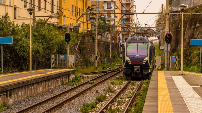 treno circum deragliato a pozzano per l eav e stato errore umano