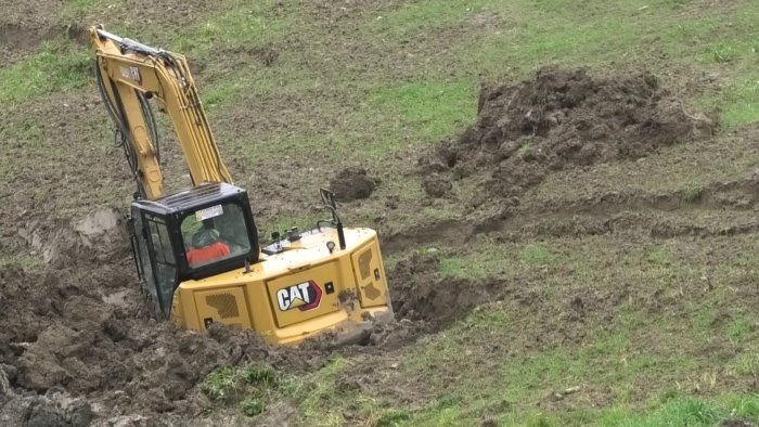 dramma nel dramma a melito irpino escavatore affonda nel fango durante i lavori