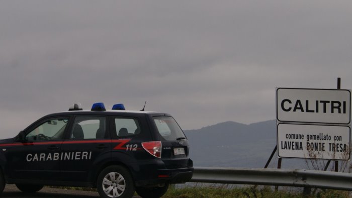 furibonda lite tra mamma e figlio danneggiata l auto dei carabinieri