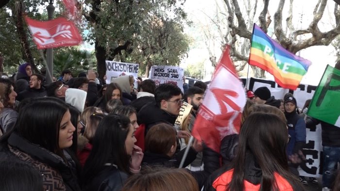 a salerno studenti in piazza scuole fatiscenti e disagi nei trasporti