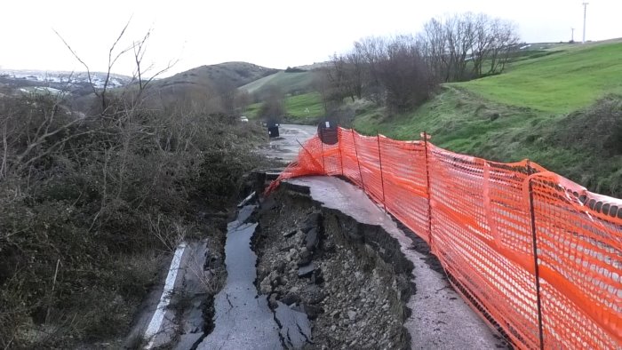 frana la strada provinciale 58 tra greci e faeto nuovo isolamento fate presto