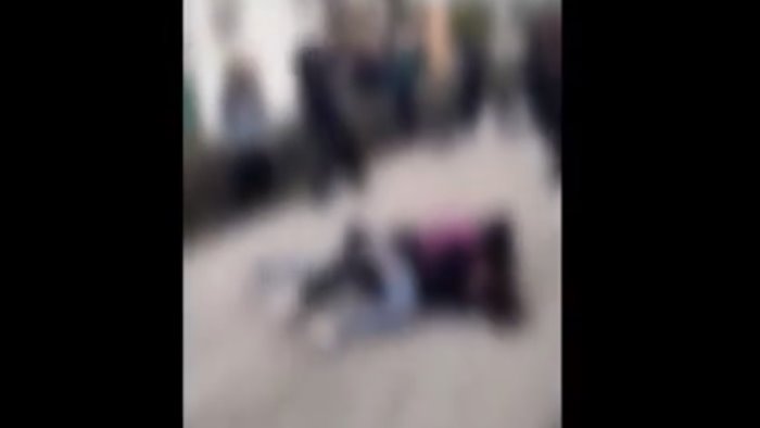 portici studentesse si picchiano fuori scuola amici le incitano video